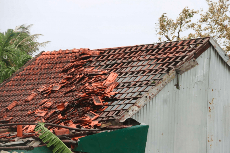 cách chống bão cho mái ngói