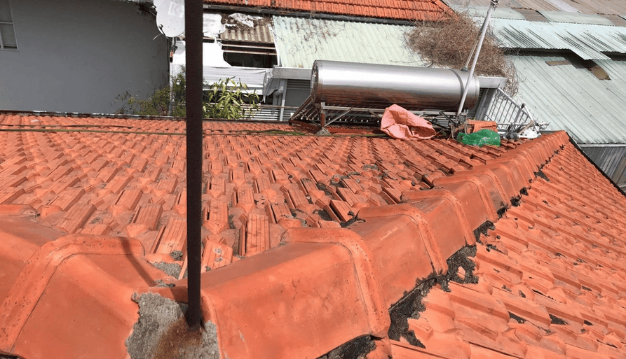 Mái ngói bị dột
